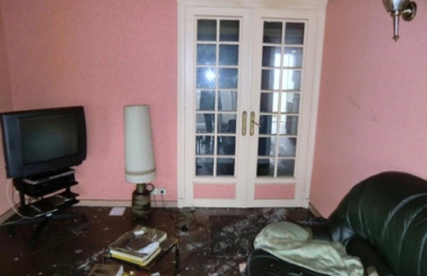 Photo de l'intérieur de l'appartement, après l'incendie, qui se situe derrière la porte coupe feu